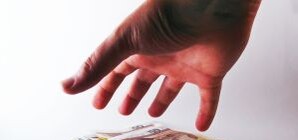 В Донбассе судебный исполнитель брал взятки 