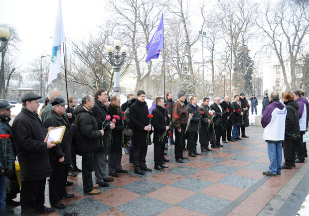 Новость - События - Участники Движения "Украинский выбор" почтили память защитников Отечества