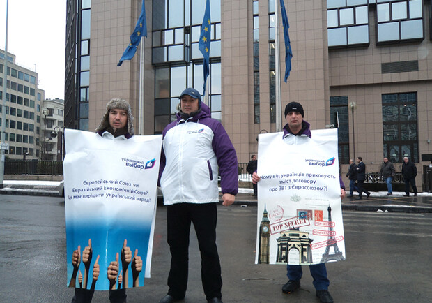 Новость - События - "Украинский выбор" выставил пикет в Брюсселе и требует у Януковича референдум по интеграции