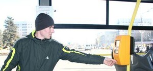 Компостерный ажиотаж в Донецке: пассажиры суют в автомат пальцы