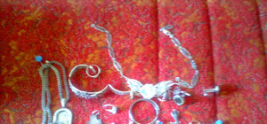 В Донбассе бандиты грабили особняки – вынесли деньги, золото и автомат Калашникова