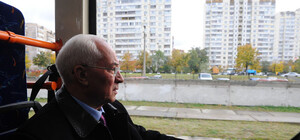 Перед приездом Азарова возле студии Шустера срочно чинили дорогу