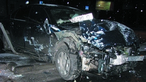 Nissan с дипломатическими номерами протаранил отбойник в центре Киева. Фото: bagnet.org