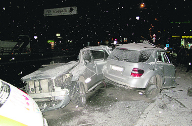 Удар был такой силы, что авто разорвало на две части. Фото segodnya.ua