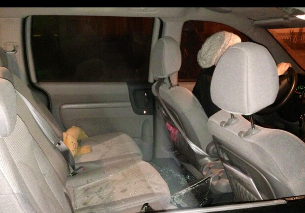 Виктории Шиловой побили стекла в машине. Фото со странички Ляшко на Facebook