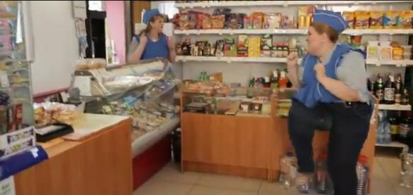 Киевские продавщицы стали звездами сети. Скриншот с видео