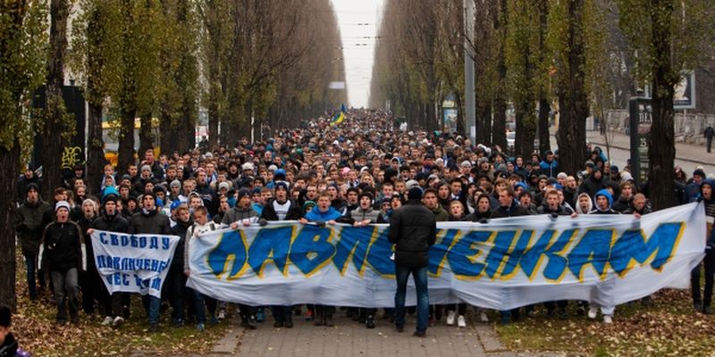 Под апелляционным судом в поддержку Павличенко собрались дети. Фото: 