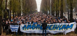 Митинговать за Павличенко под зданием суда собрались школьники