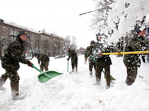 В Киеве снег убирают солдаты. Фото: kiev.eizvestia.com