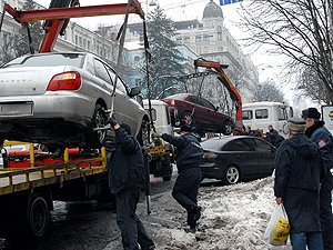 В Киеве бороться со снегом будут эвакуаторы. Фото: kp.ua