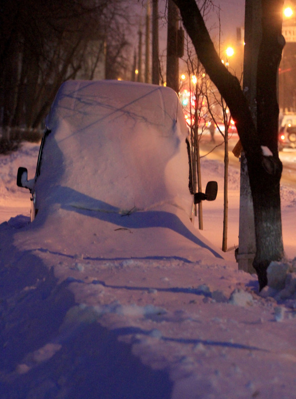 Киевляне спасут Пирогово от снежного плена. Фото: Артем Слипарчук