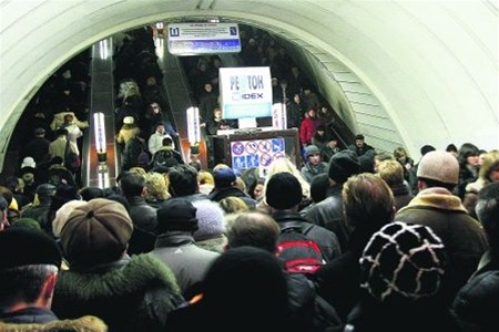 Толпу на станции собрала задержка поездов. Фото: kiyany.obozrevatel.com