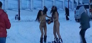 Экстремалки-бесстыдницы. По Андреевскому катаются голые сноубордистки