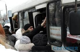 Киевлянам приходится штурмовать транспорт. Фото: segodnya.ua
