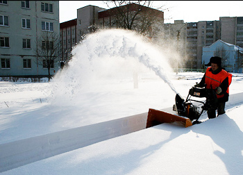 Снег убирают строительные компании и обычные жители города. Фото: alfa-cleaning.dp.ua