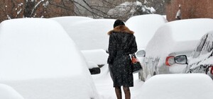 Даже в снег киевлянки продолжают ходить на шпильках