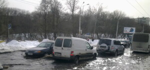 Голосеево уже подтапливает, транспорт с трудом проезжает по улице