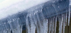 Наледи продолжают падать на головы прохожих