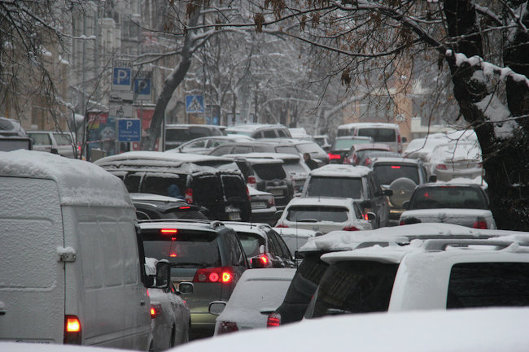 В Киеве уже привычные пробки. Фото: rian.com.ua