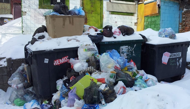 За время снегопада в городе скопилось много мусора. Фото: bagnet.org