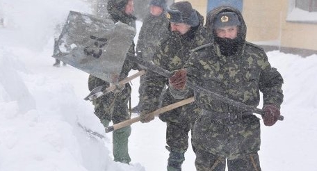 Военные чистят снег. Фото: rian.com.ua