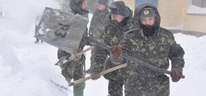 На Окружной со снегом воюют солдаты