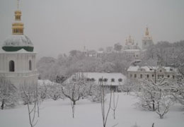 На территории Лавры находится свыше 50 тысяч тонн снега. Фото: delfi.ua