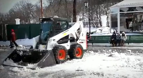 Водитель радуется не то снегу, не то хорошему трактору. Скриншот с видео.
