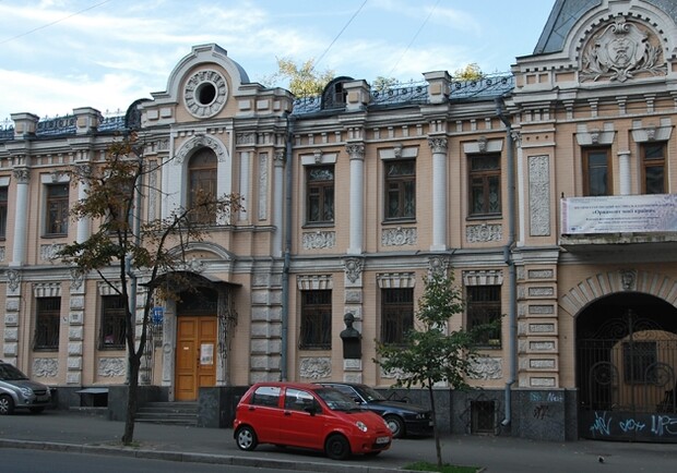 Музей пострадал от сосулек. Фото: interesniy.kiev.ua 