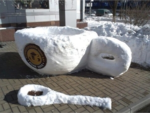 Новость - События - Снежный креатив: возле киевского кафе появились огромные чашка с ложкой