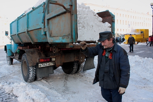 Жители города фиксируют на камеры мобильных телефонов, как водители снегоуборочной техники сгружают снег прямо во дворах. Фото: baltinfo.ru