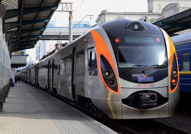С сегодняшнего дня сесть на поезд Hyundai можно на Дарнице. Фото: Войков Ярослав, trainpix.org