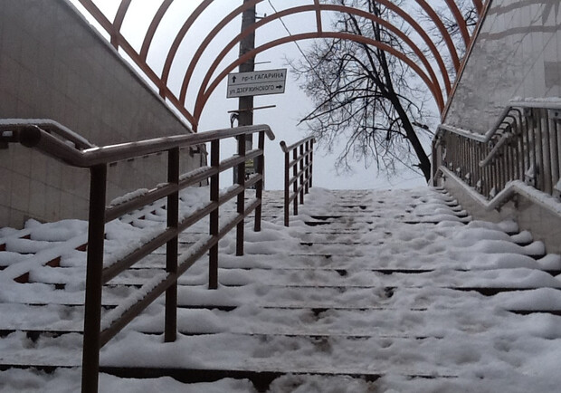 За порядком в подземных переходах во время таяния снега следят дежурные. Фото: smolensk-i.ru