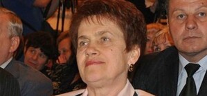 Фотофакт: Людмила Янукович скупает сладости в 