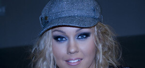 Певица Alyosha родила сына