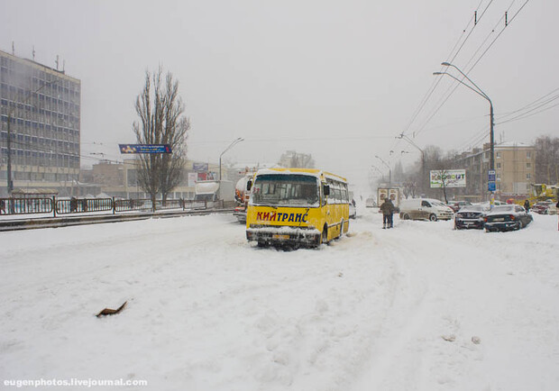 Маршруток и такси после снегопада в Киеве стало меньше. Фото: fishki.net