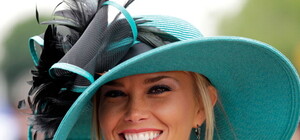 Запорожских модниц зовут примерить оригинальные шляпки