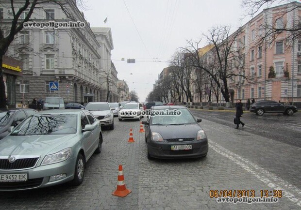 В центре Киева автомобиль сбил сотрудника СБУ. Фото: avtopoligon.info