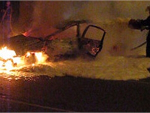 На Днепропетровском шоссе после аварии загорелся автомобиль. Фото: bagnet.org