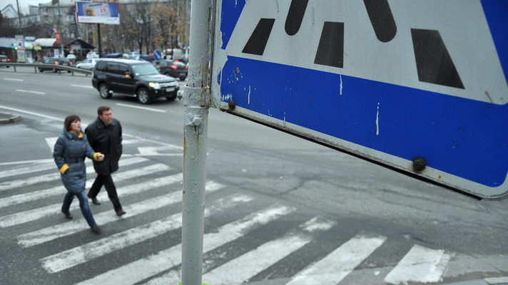 Мужчина попал под колеса, перебегая дорогу не поправилам. Фото: golos.ua