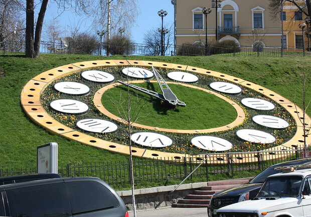 Цветочные часы ко Дню Киева украсят по-особенному. Фото: liveinternet.ru