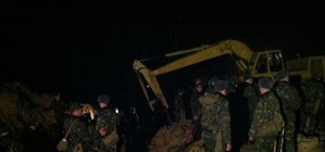 Сотни мешков с песком к бортнической дамбе пришлось доставлять вручную