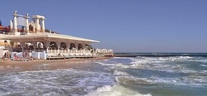 Одесский пляж Аркадия залили тысячами кубометров нечистот