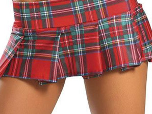 Большинство девушек пока предпочитают брюки. Фото: vikna.stb.ua