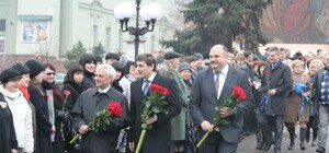 Копоть, розы и ГАИ на каждом углу – как донецкий губернатор праздновал в Енакиево