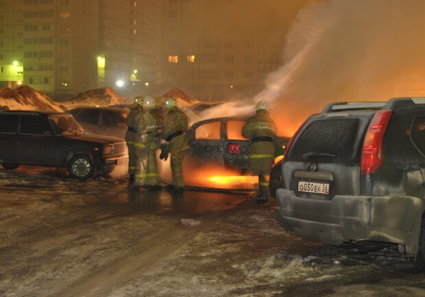 На Троещине горели автомобили. Фото: oren.ru