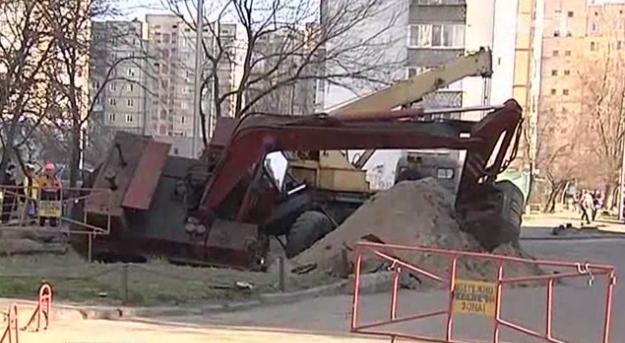 В Киеве под землю провалился экскаватор. Фото: ТСН