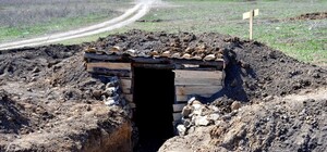 Для реконструкции боя за освобождения Луганска строят  блиндажи