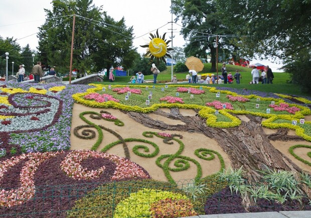 На Певческом поле зацвели цветы. photo.i.ua