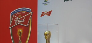 Сегодня киевляне фотографировались с Кубком мира. Для аватарок